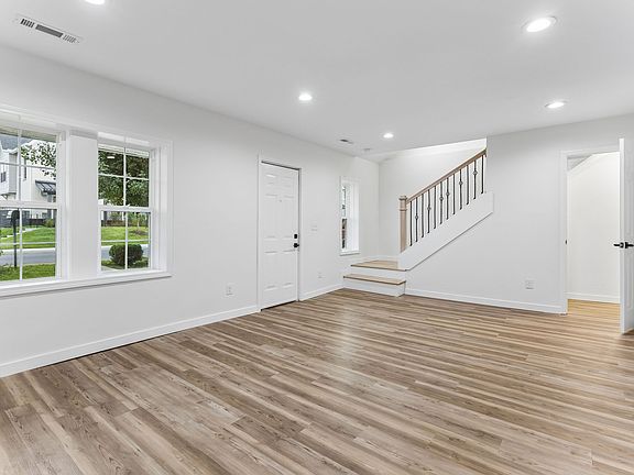 5th image of 527 E Castle St