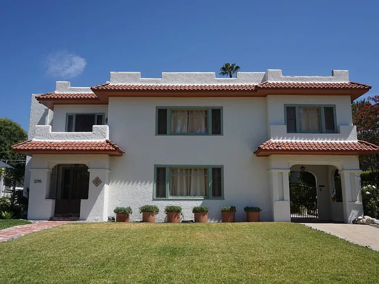 Front Exterior view to Entry. Weekly gardener is provided.
