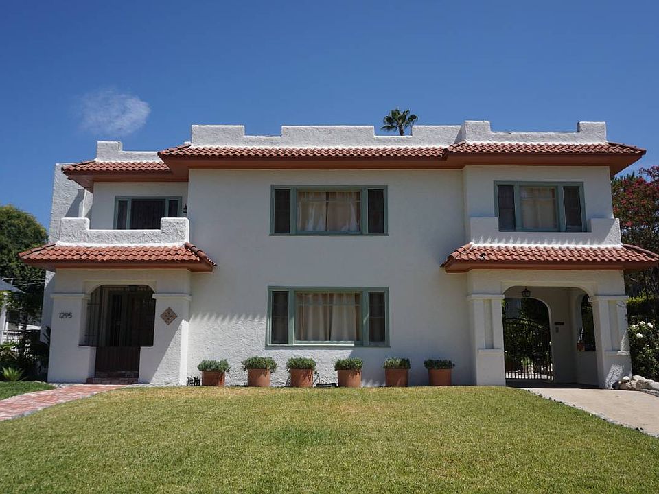 Front Exterior view to Entry. Weekly gardener is provided.