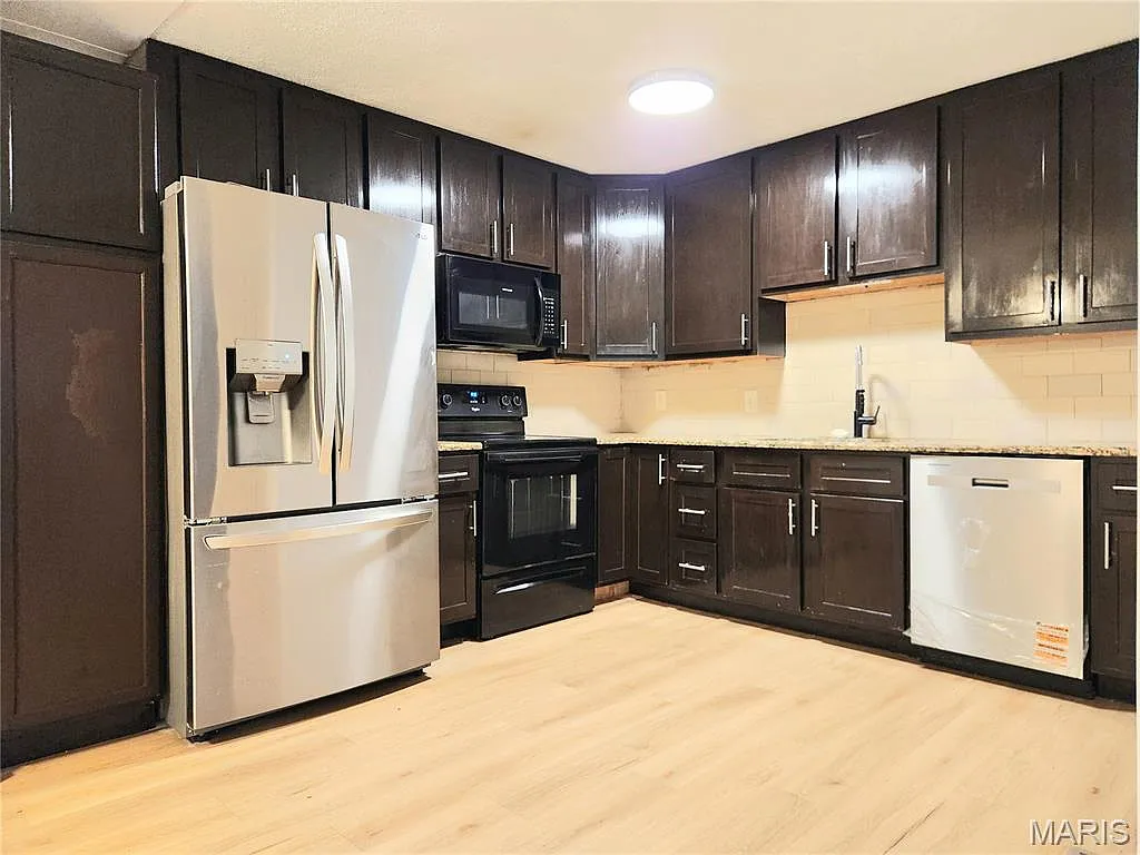 4 bed, 2.5 bath, 1648 sqft, $2,495 — Photo 3