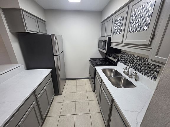 4th image of 999 12th St #4