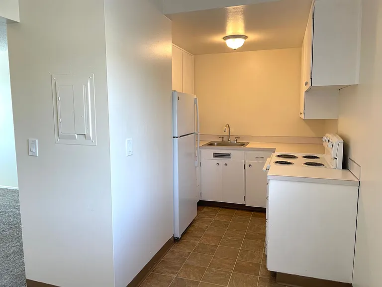 C2402 - Maple Court Apartments — Photo 57