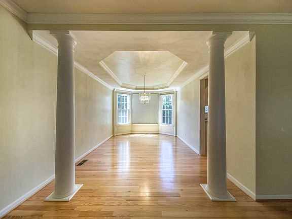 4th image of 1811 Greenmont Ct