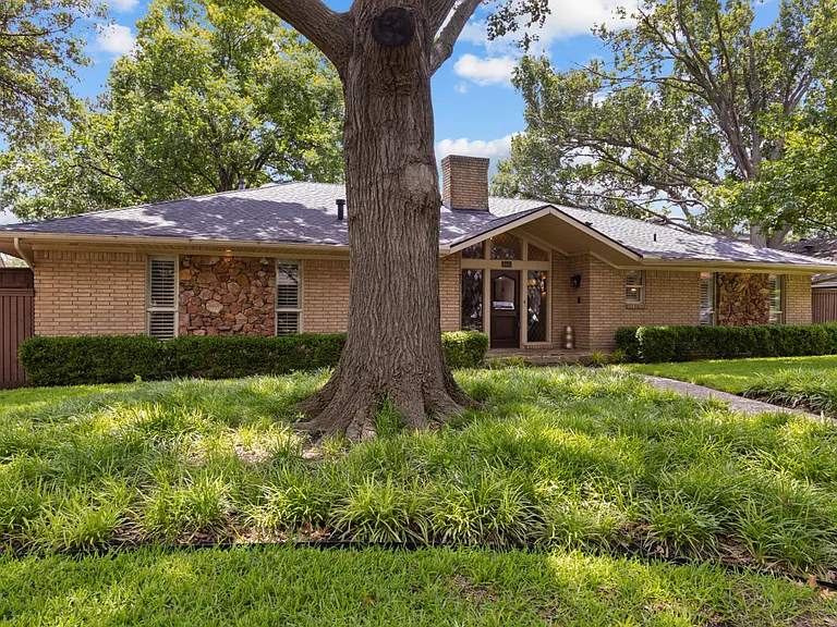 Wonderful home. Great curb appeal!