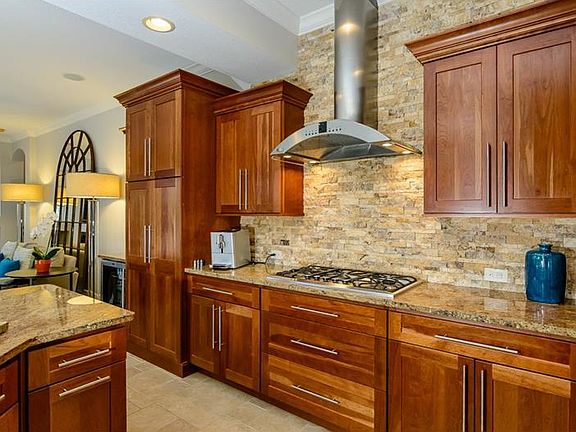 4th image of 376 Carriage House Ln