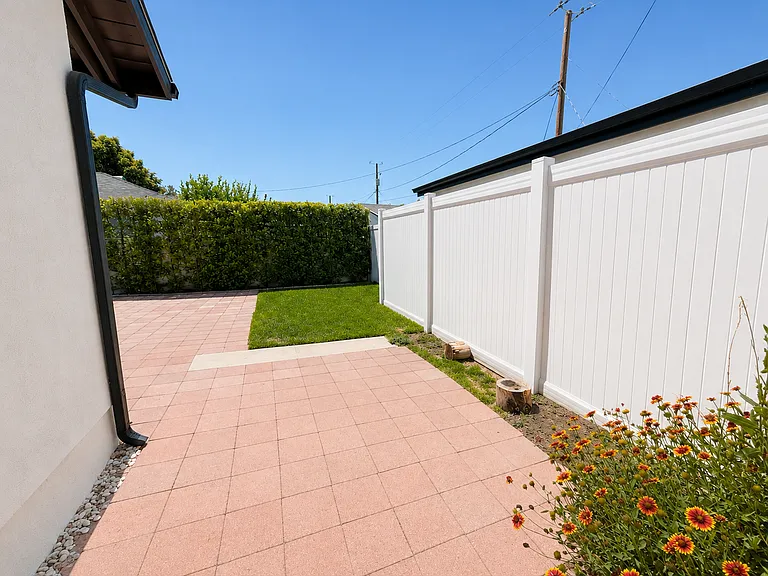 917 N Mariposa St — Photo 20