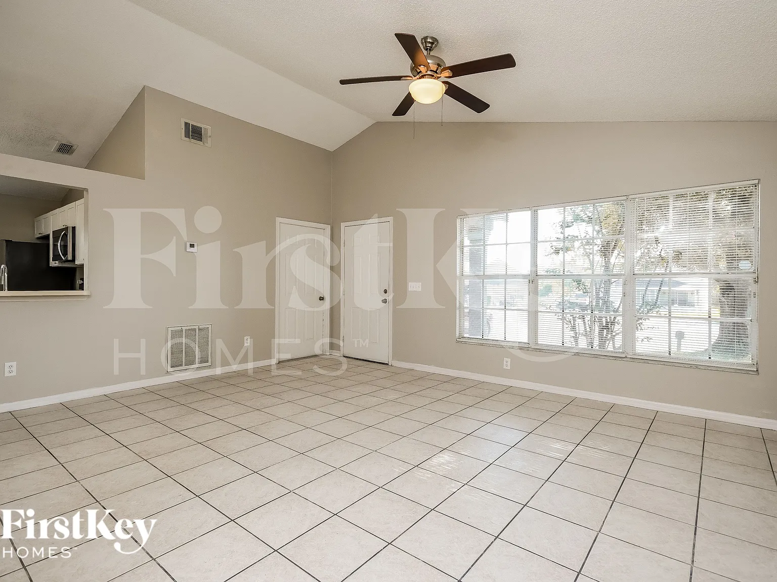 3 bed, 2.0 bath, 1182 sqft, $1,820 — Photo 3
