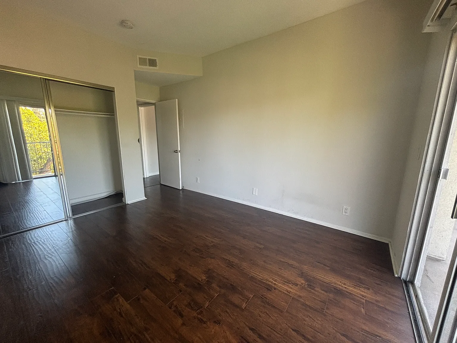 2 bed, 1000 sqft, $2,795 — Photo 2