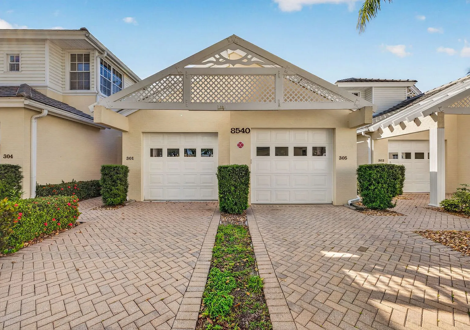 ** You Want A Stunning View? Gated Community ** 2 Bedroom Plus A Den\2 Bath Large Coach Home Avai... — Photo 2
