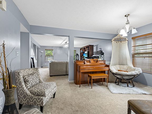 5th image of 15556 Old Pond Cir