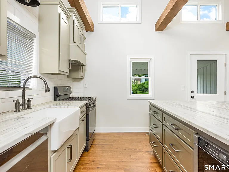 560 Manchester Rd — Photo 4