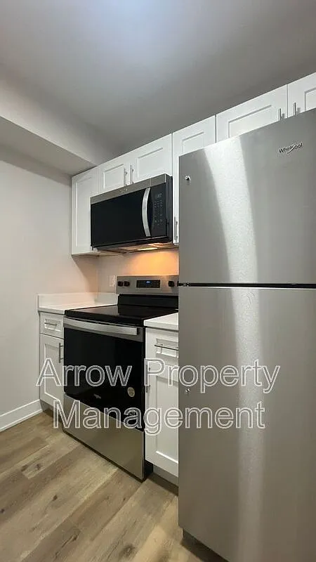 2 bed, 1.0 bath, 826 sqft, $1,200 — Photo 2