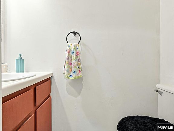 5th image of 36 Byrnes Ln
