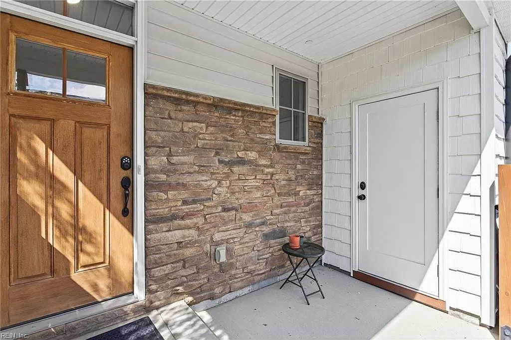 2 bed, 1359 sqft, $2,400 — Photo 3