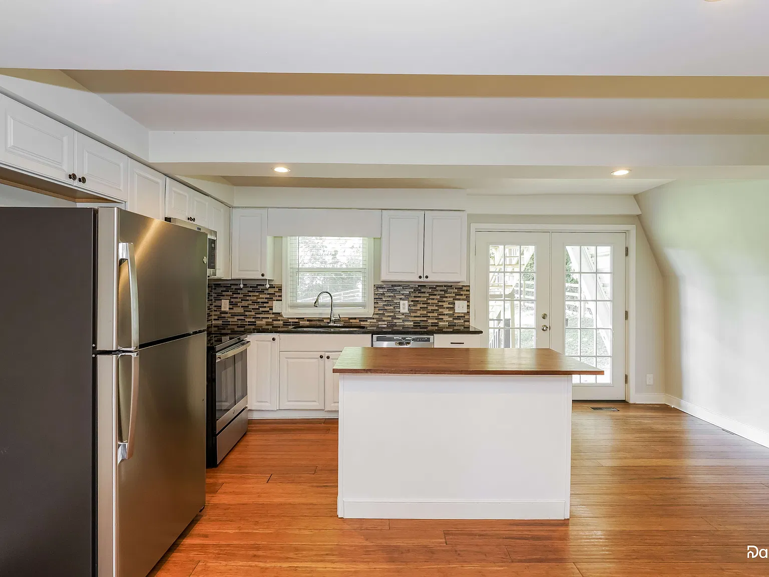 3 bed, 2.5 bath, 1999 sqft, $2,310 — Photo 3