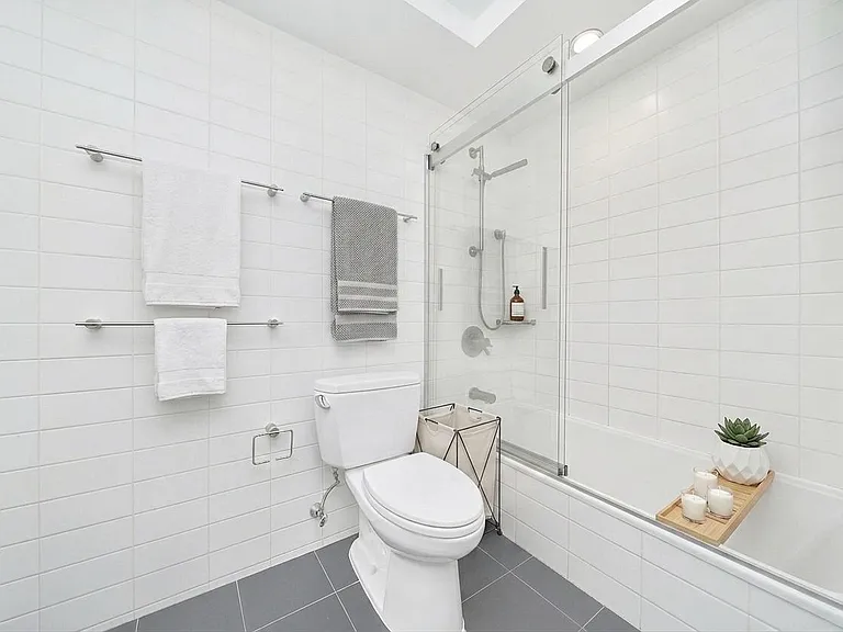 200 E 11th St #402 — Photo 9