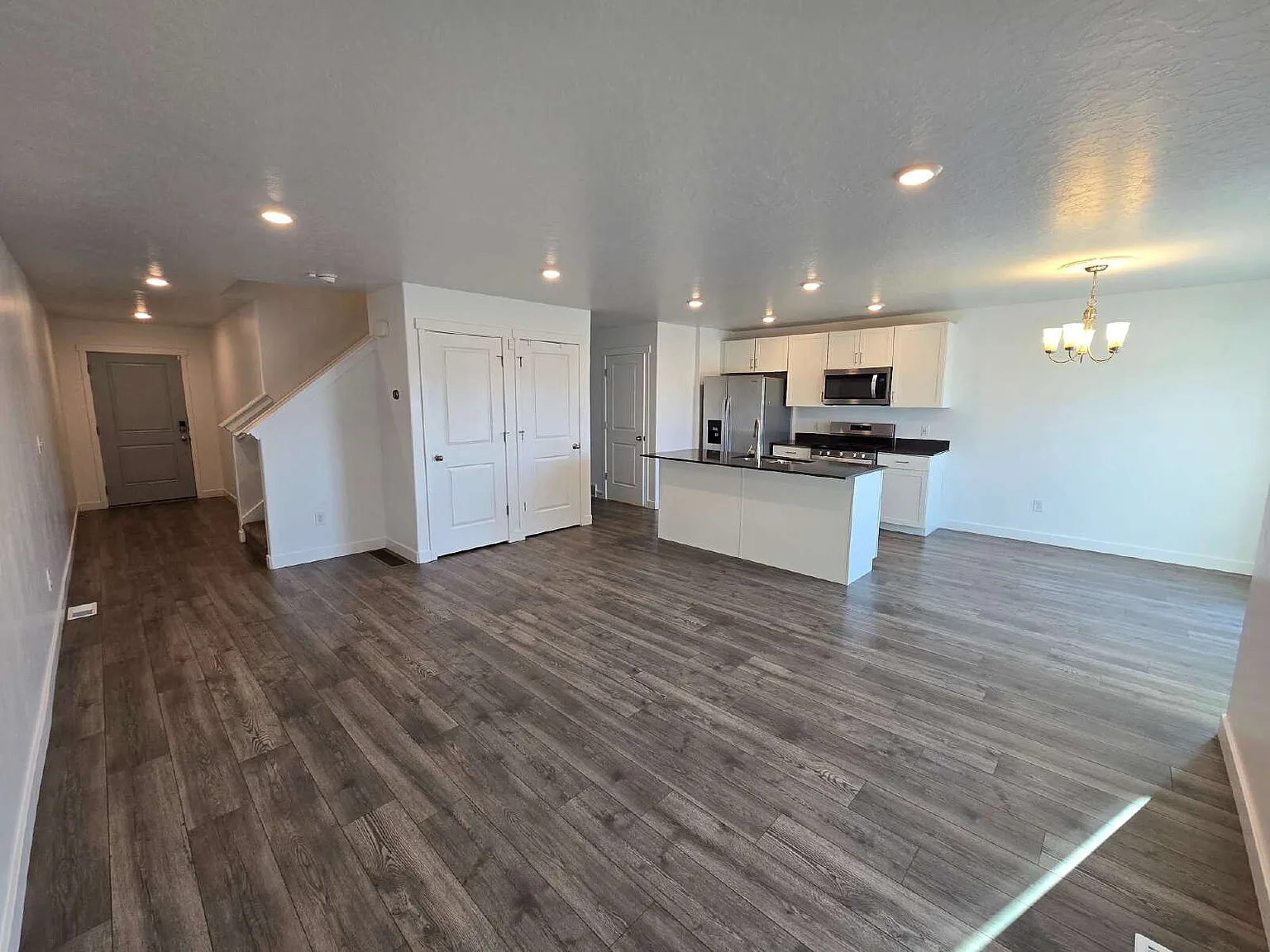 4 bed, 2.5 bath, 1654 sqft, $2,100 — Photo 2