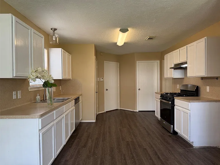 1411 Hallcroft Ln — Photo 4