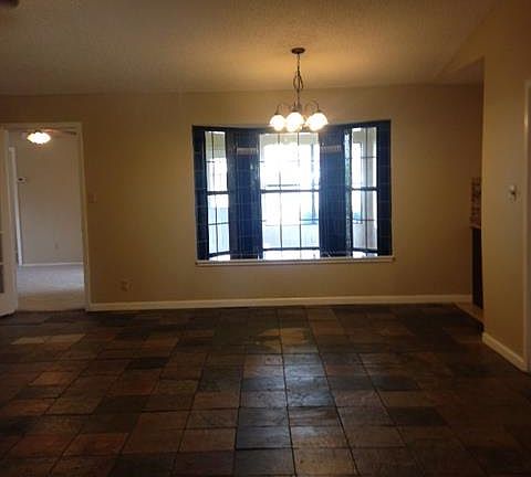 3rd image of 712 Oak Grove Ln