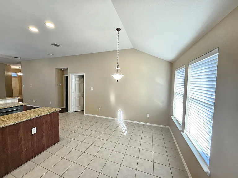 3235 Guadaloupe — Photo 12