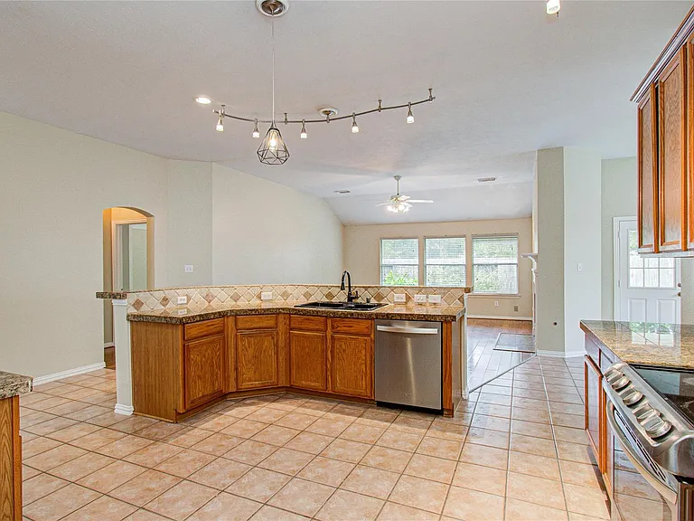 18223 Heathridge Ln — Photo 17