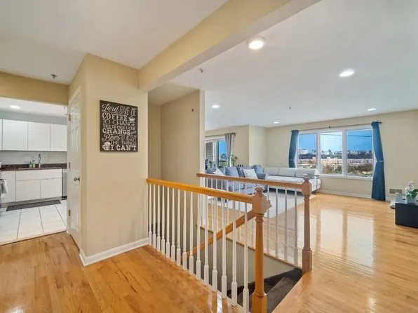 9 Legend Hills Drive image 5 of 19