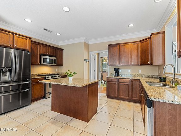 3rd image of 190 Yosemite Dr