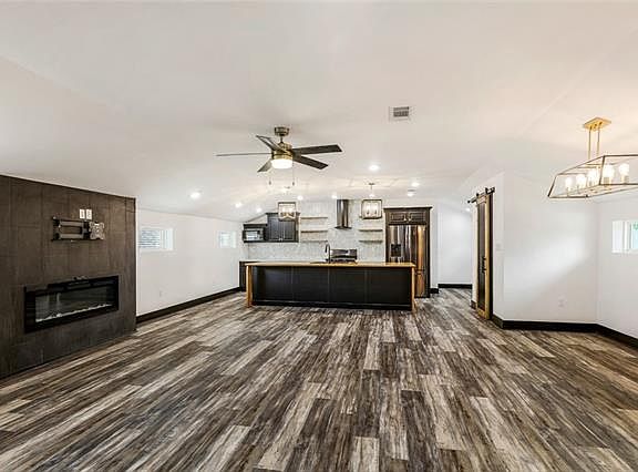 2nd image of 2719 Amelia St