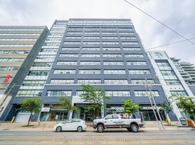 700 King St W