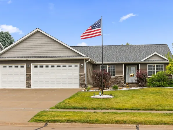 520 Pinehurst Dr, Eldridge, IA 52748