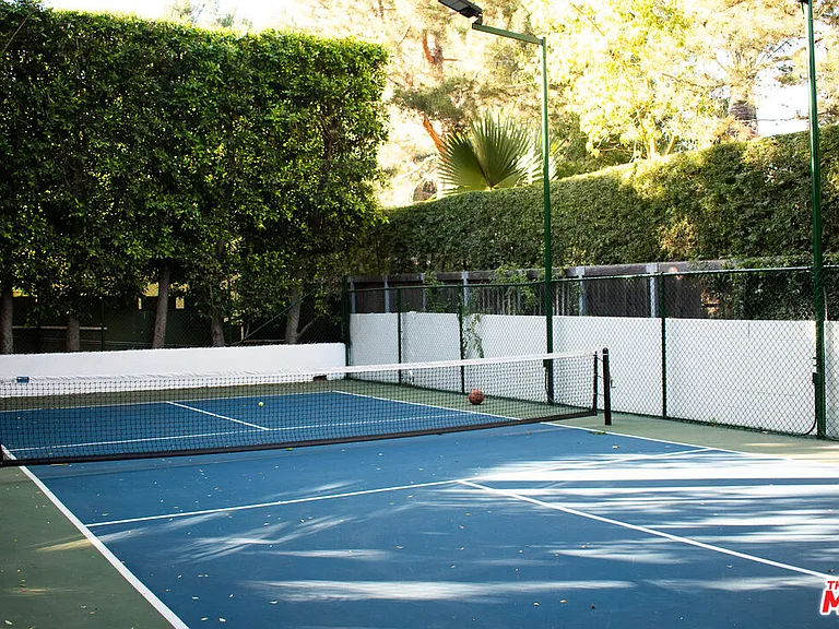 9451 Sunset Blvd — Photo 31