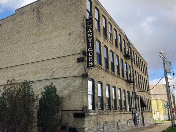 Desirable Walker's Point - Secure Lobby & Gated Parking Lot!