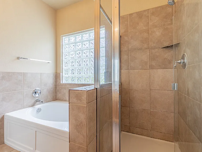 906 Ashbury Blf — Photo 21