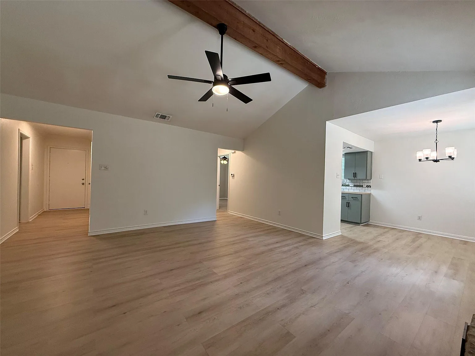 3 bed, 2.0 bath, 1394 sqft, $1,900 — Photo 2