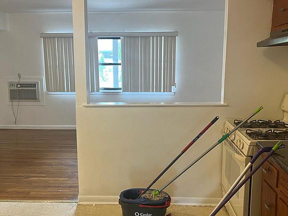5th image of 504 Hollywood Ave #1