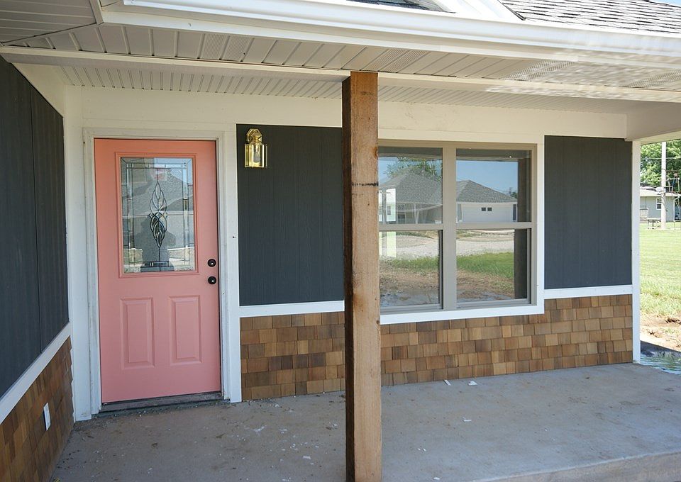 2nd image of 628 32nd Street Pl