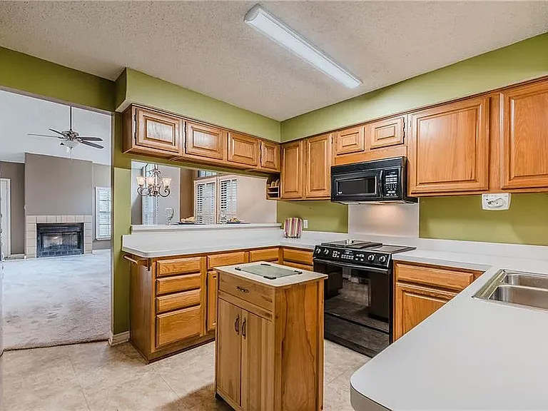 2407 Overland Ln — Photo 4