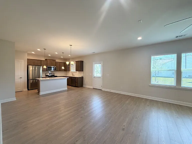974 Danner Dr — Photo 4