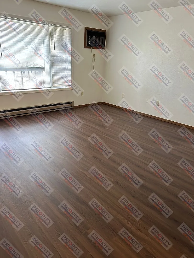 701 S Brooks Ave — Photo 3