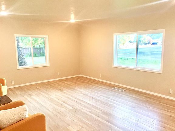 3rd image of 8424 Mariposa Ave