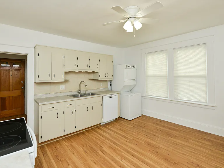 390 Clinton St — Photo 29