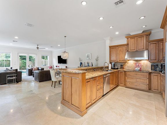 4th image of 950 SW 7th Street #950