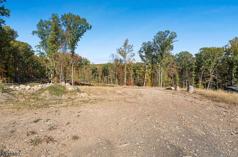 2nd image of 8 Bristol Ridge Rd