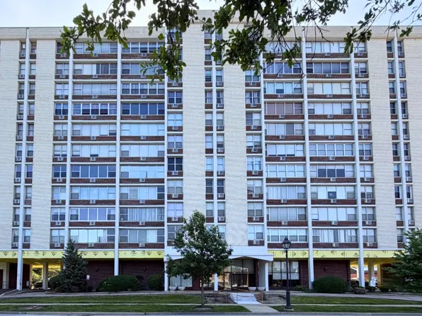 33 N Main St APT 9F, Lombard, IL 60148