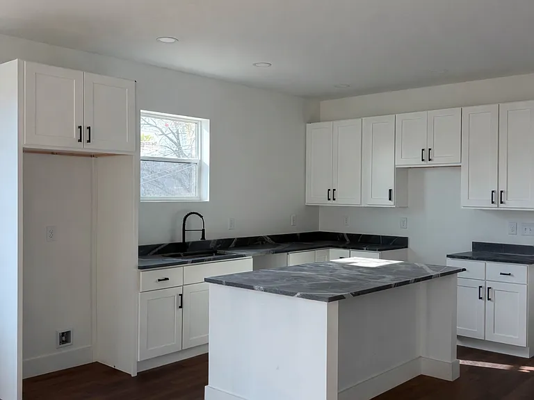1404 Cecil Ave NE — Photo 4
