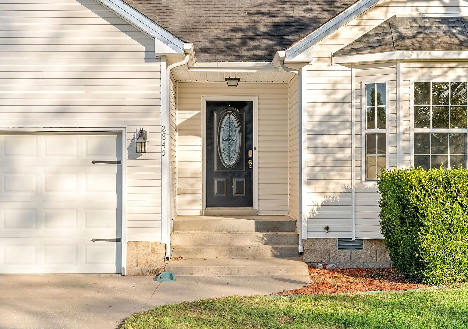 Pet Friendly Three Bedroom! — Photo 4