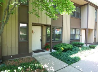 600 N Hough St #B, Barrington, IL 60010