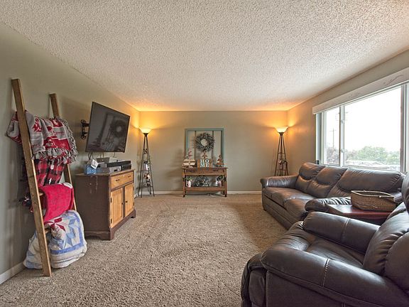 5th image of 2049 S Beaumont Dr