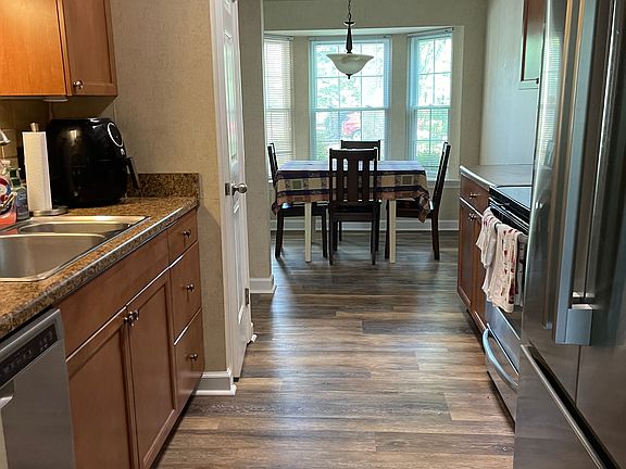 4th image of 602 Danbury Ct