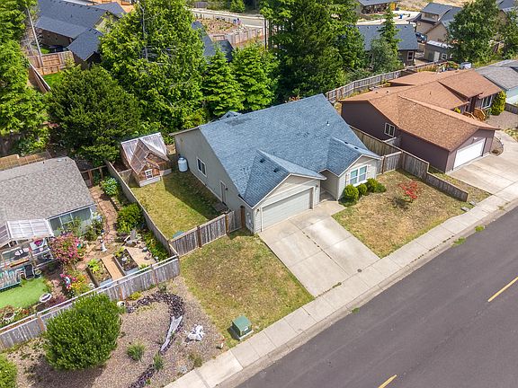 2nd image of 460 SW Wedge Dr